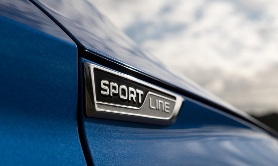 Логотип Skoda Superb Combi 4x4 SportLine 2019 года  (UK) (фото 25 из 34)